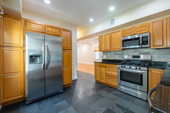 Building Photo - 11 Juliette St