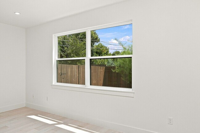 Building Photo - 1500 Sylvan Glade