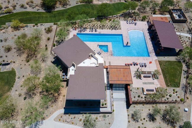 Building Photo - 1221 E Paseo Way
