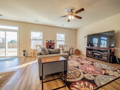 Building Photo - HUGE Owner's Suite!