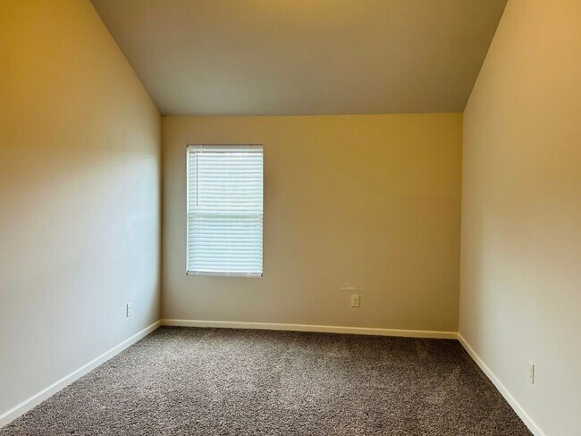 Building Photo - Beautiful 4 bedroom, 2.5 bathroom home In ...