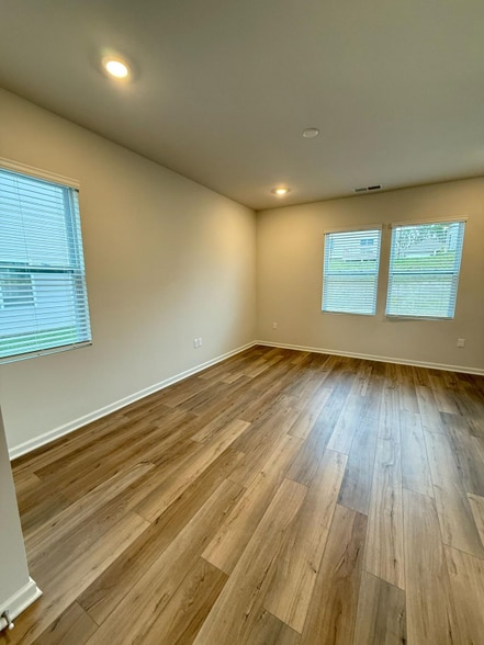 Building Photo - 600 Lyness Dr