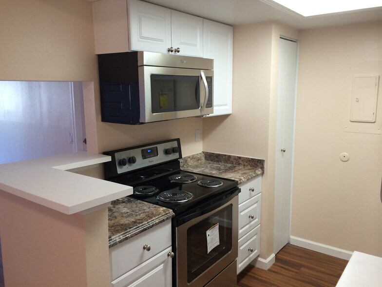 Building Photo - 8555 Fairmount Dr