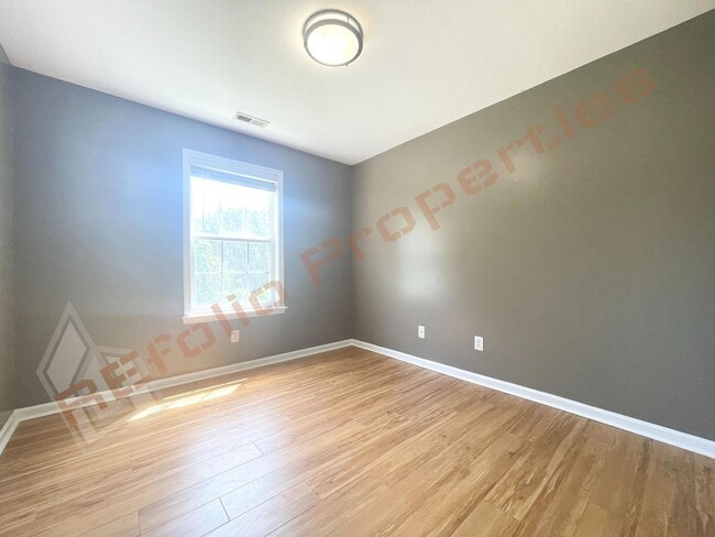 Building Photo - Charming Carpet-Free 4 Bedroom, 2.5 Bath H...
