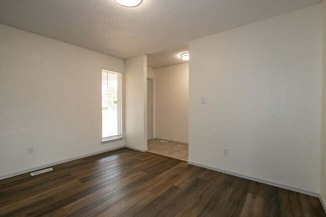Building Photo - 3 Bed | 2 Bath Duplex in Central Tulsa!