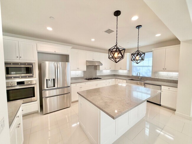 Building Photo - Gorgeous 4 bed 3 bath in the desired Portola Springs