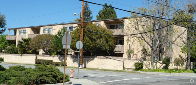 Primary Photo - Skylark Apartments