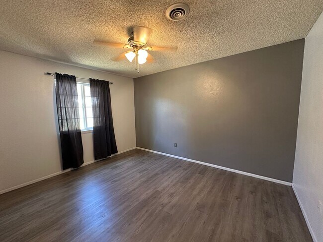 Building Photo - 3 Bedroom 2 Bathroom Duplex available to rent in Farmington
