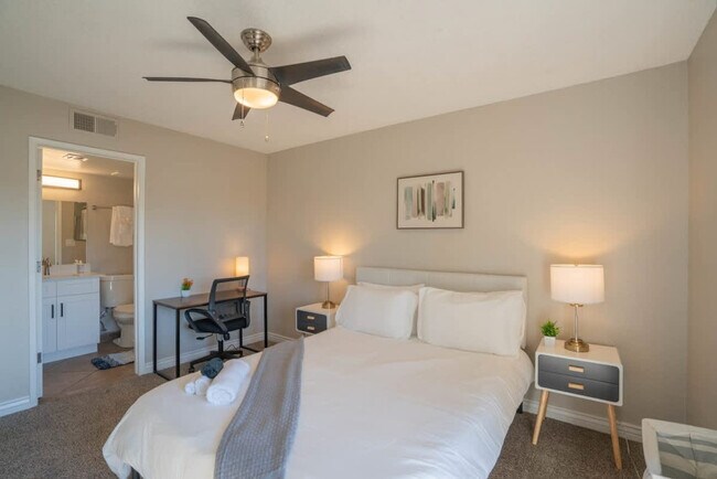 Building Photo - 8570 E McDowell Rd