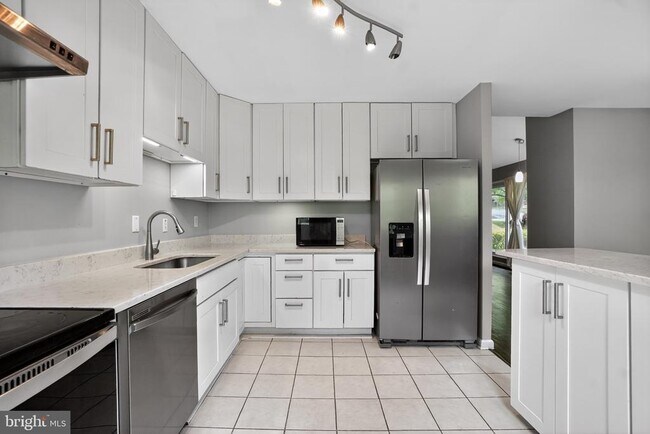 Building Photo - 9211 E Parkhill Dr