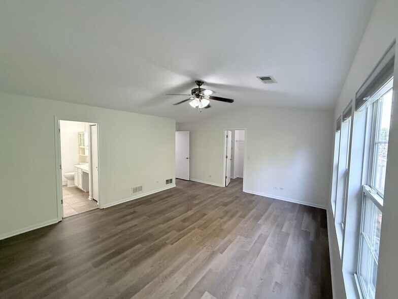 Building Photo - 1424 Westhampton Dr