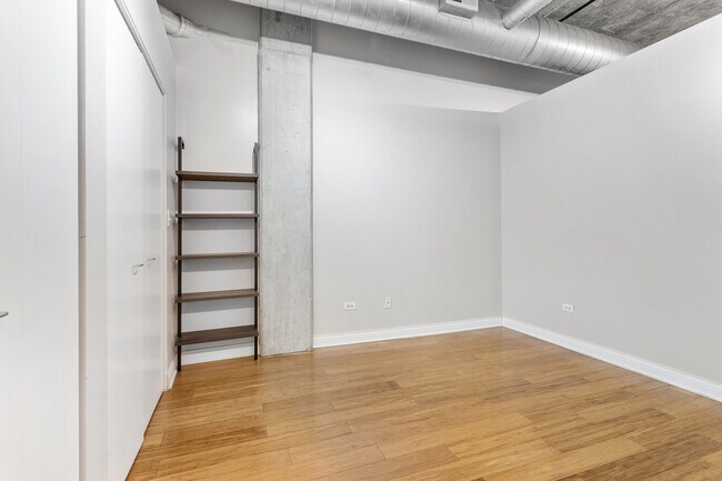 Building Photo - 933 W Van Buren St
