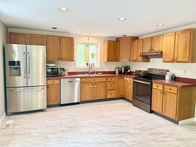 Building Photo - Sunny & Spacious 4 bedroom home