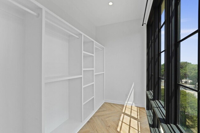 Building Photo - The 912 Building C