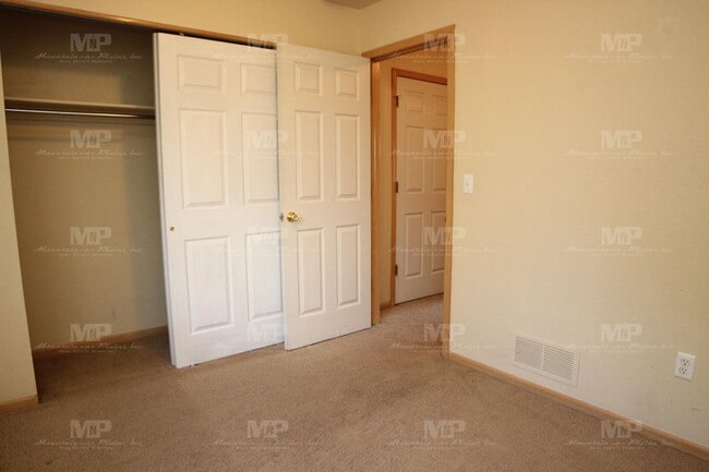 Building Photo - 2036 Glenmoor Dr