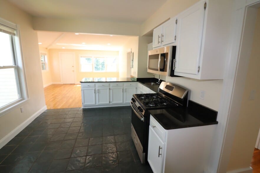 Primary Photo - 2572 Massachusetts Ave