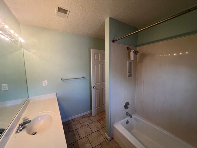 Building Photo - 3 Bedroom Home Available in Tanoan Near Ac...