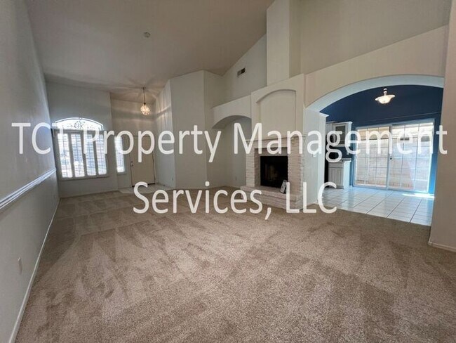 Building Photo - Beautiful Townhome with Fireplace