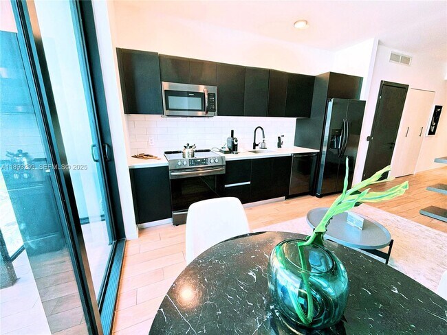 Building Photo - 398 NE 5th St