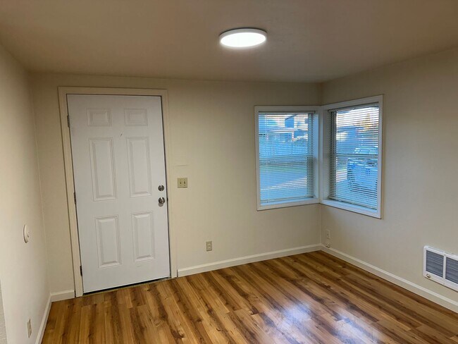 Building Photo - Updated 2 bedroom, 1 bath house in Springfield!