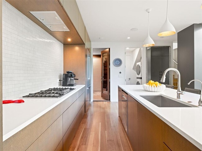 Building Photo - 2210 Westlake Dr