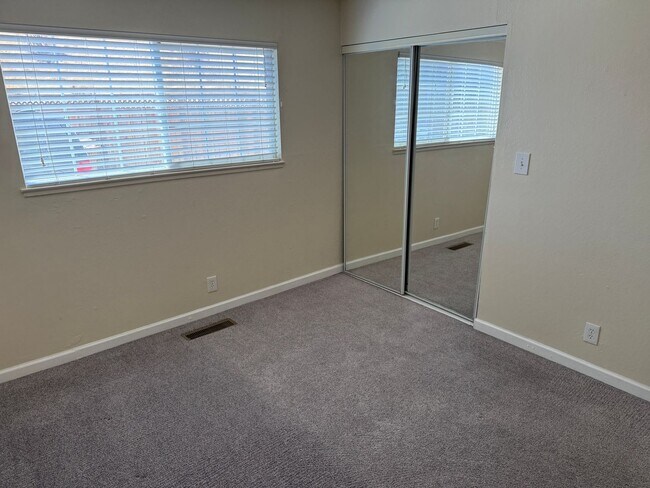 Building Photo - 2225 Hillsborough Ct