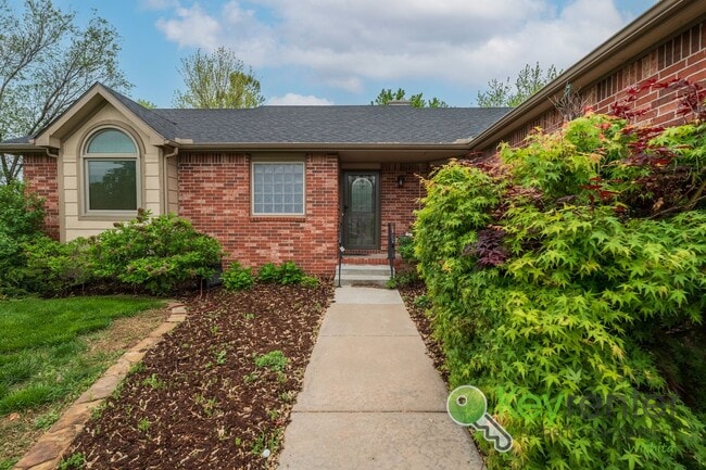 Building Photo - Beautiful 4 bed/3 bath with golf course vi...