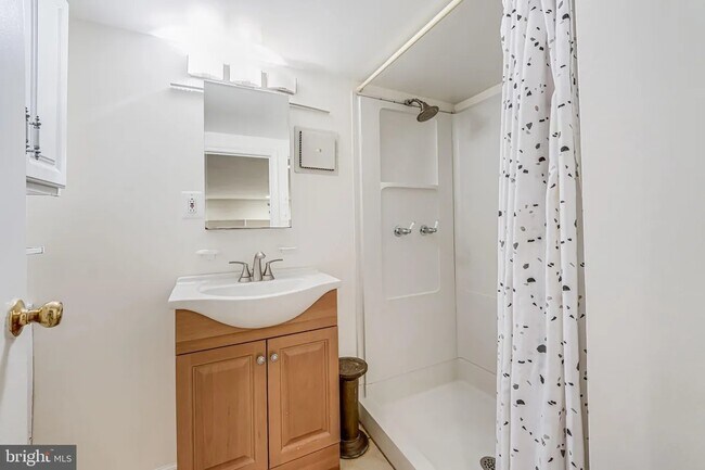 Building Photo - 2957 Strathmeade St