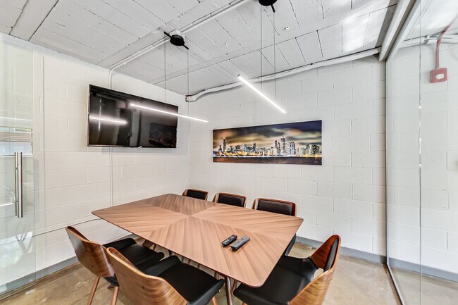 Building Photo - 551 W Euclid Ave