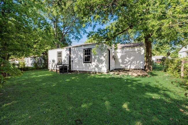 Building Photo - Freshly renovated!!! 3 Bed 1 Bath 1040 sqf...