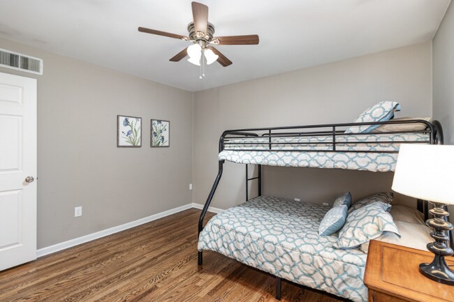 Building Photo - 1729 Fort Henry Dr