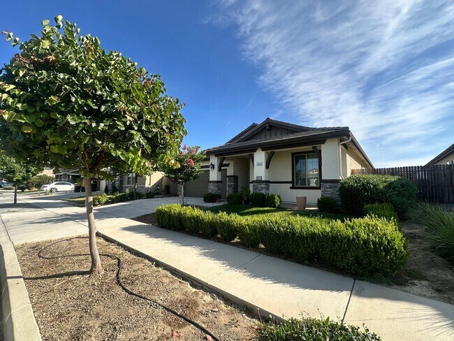 Building Photo - NW Visalia home coming soon!
