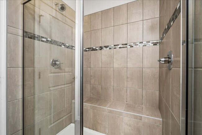 Building Photo - END UNIT EXTRA LARGE TOWNHOME FOR LEASE