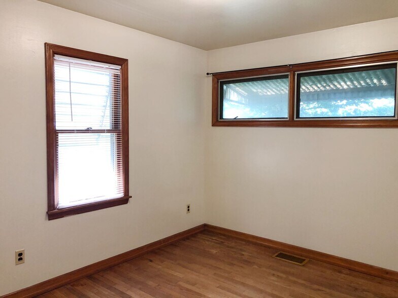 Building Photo - Huntington 01