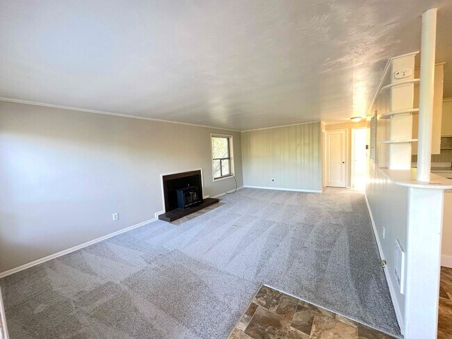 Building Photo - Charming 2BR Home with Garage & Expansive Yard in Ridgecrest area of Shoreline