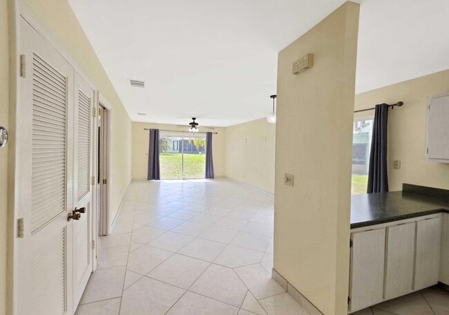 Building Photo - 1480 SE Rivergreen Cir