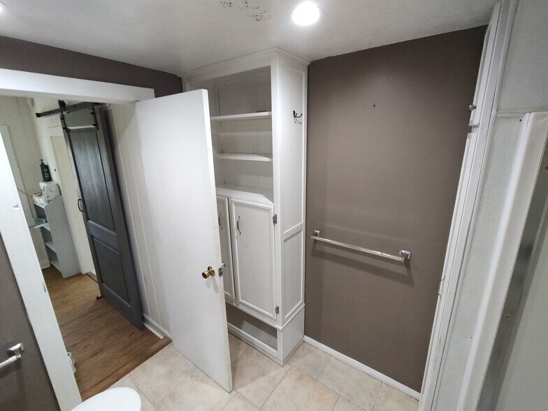 Building Photo - 534 W 39th St