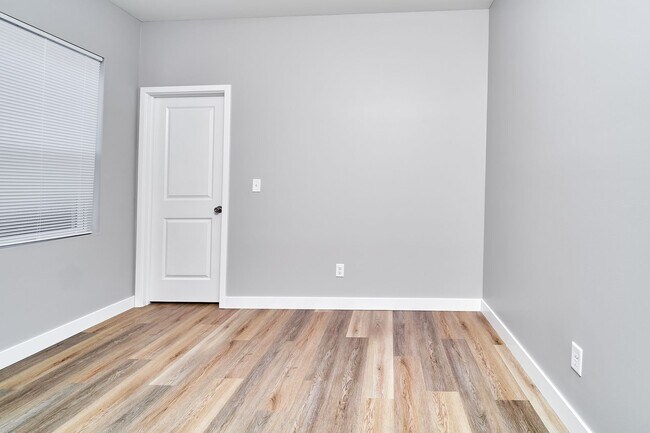 Building Photo - 415 Dequincy St