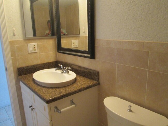 Building Photo - 405 N Cypress Dr