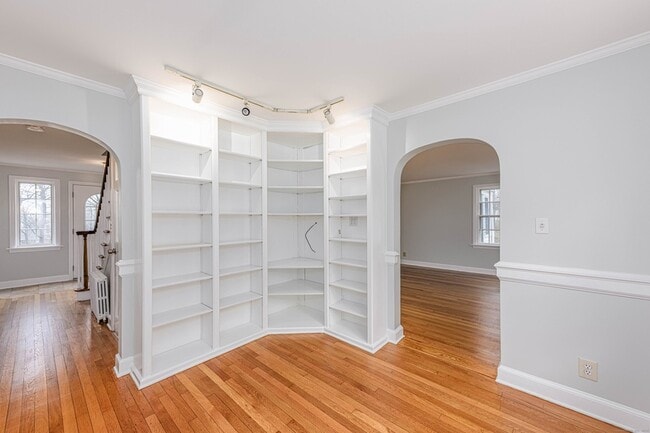 Building Photo - 1670 Hartford Tpke