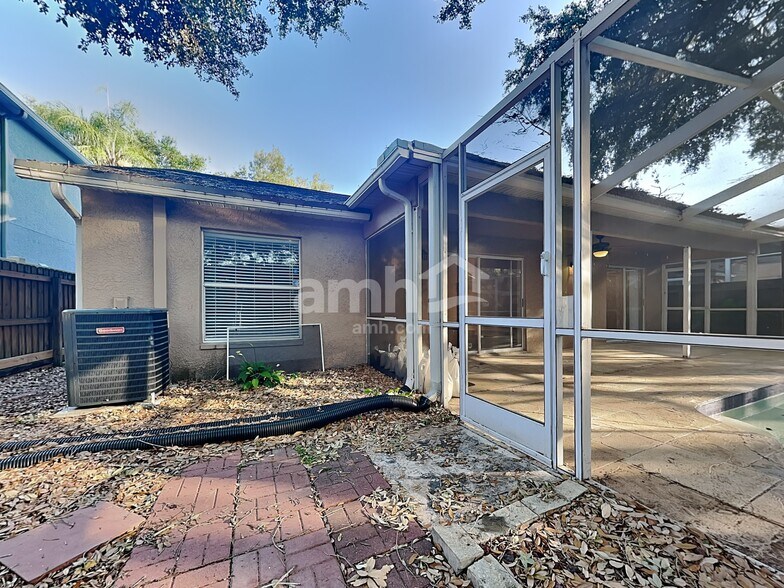 Building Photo - 17758 Oak Bridge St