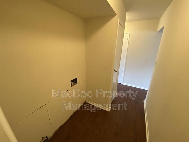 Building Photo - 928 Bellows Ave