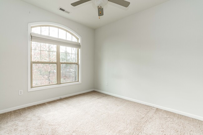 Building Photo - 321 View Dr