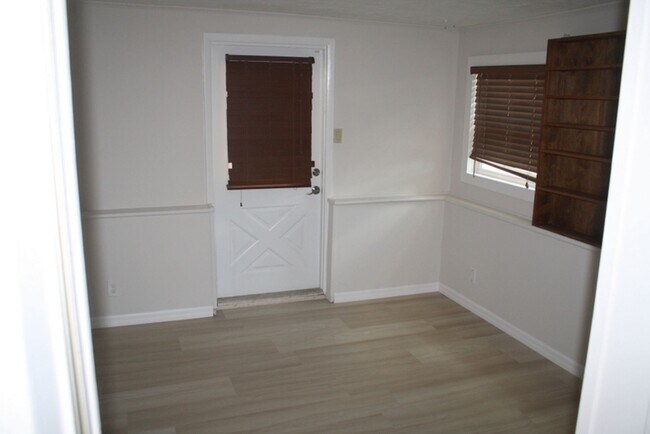 Building Photo - Beautifully updated 2 bedroom 2 bath
