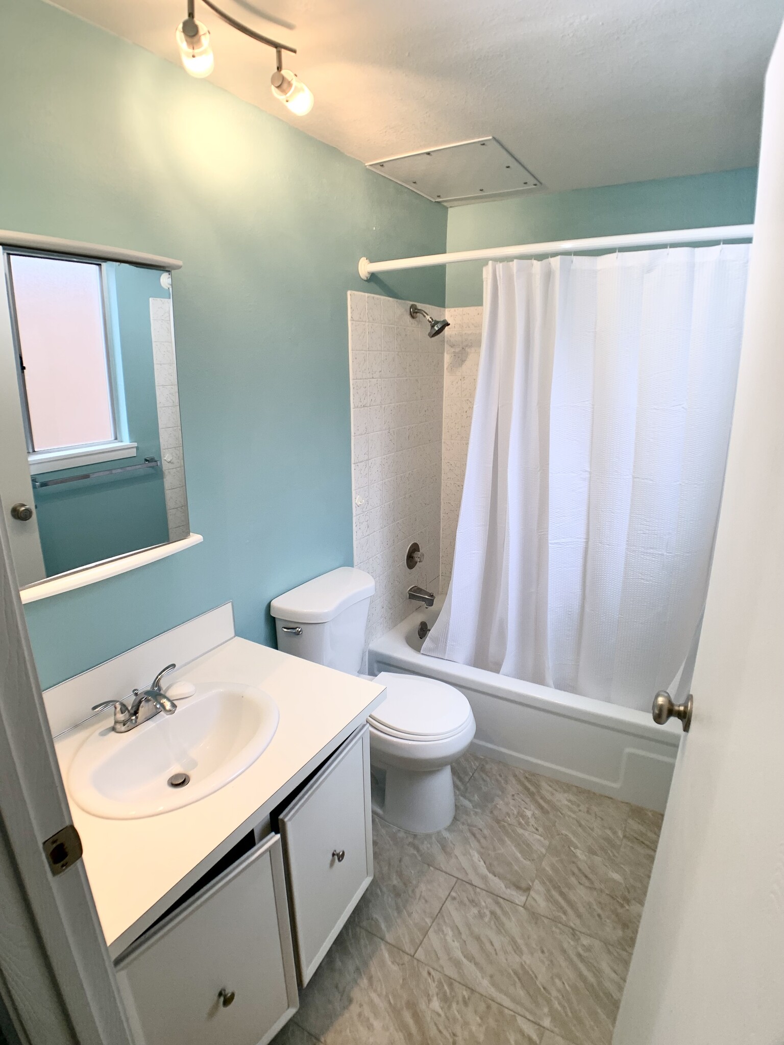 Master bathroom - 3121 W Hood Ave