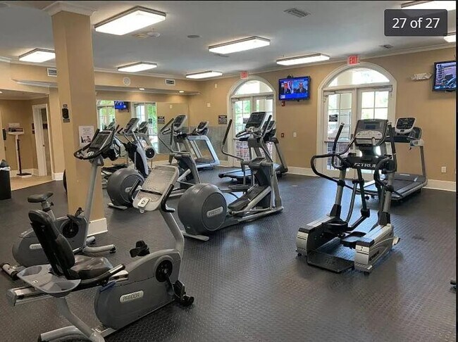 Building Photo - Three Bedroom End Unit Townhome in AMAZING Neighborhood!