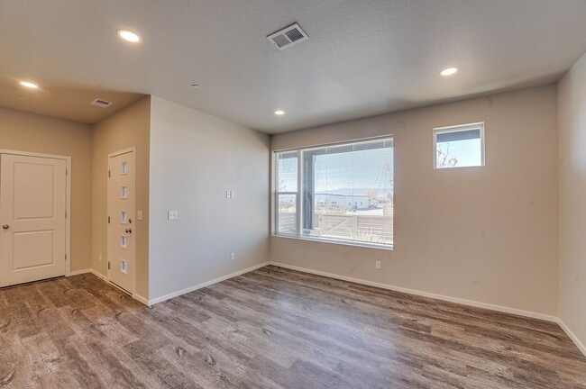 Building Photo - 3 bed, 2.5 bath Townhome in Mosaic Neighborhood