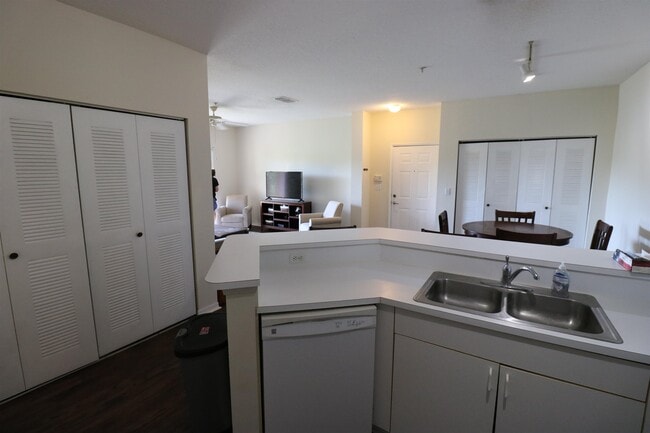 Building Photo - 625 Fairway Dr