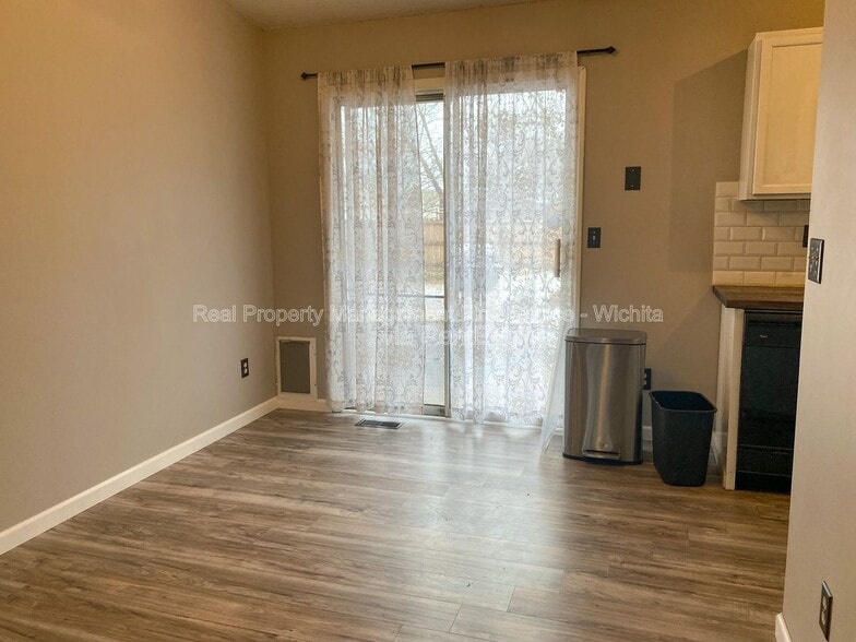 Building Photo - 10802 W Carr Ave