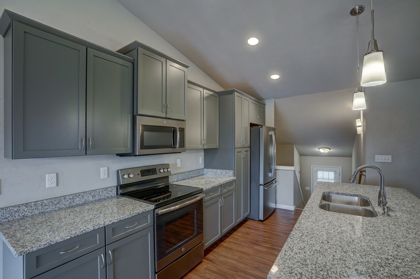Soft close cabinets - 826 Thompson Dr